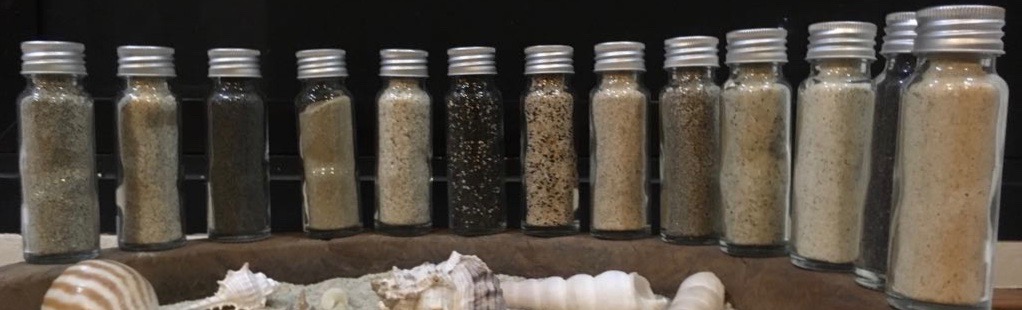 Flaschen mit verschiedenen Sandarten